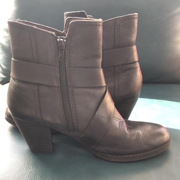 Clark’s 3” Heel Bootie With Straps & Buckle Size 9 - Picture 8 of 12
